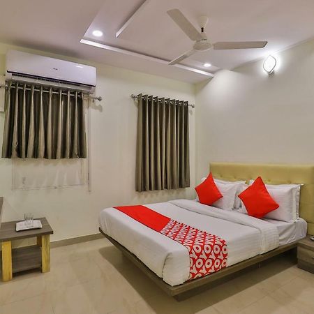 Oyo 26999 Hotel Sg Ahmedabad Eksteriør bilde