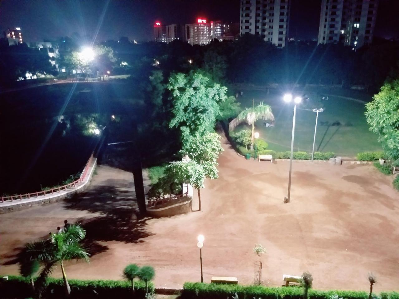Oyo 26999 Hotel Sg Ahmedabad Eksteriør bilde