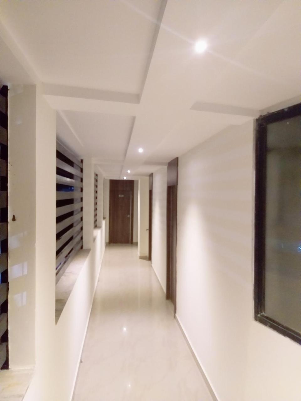 Oyo 26999 Hotel Sg Ahmedabad Eksteriør bilde