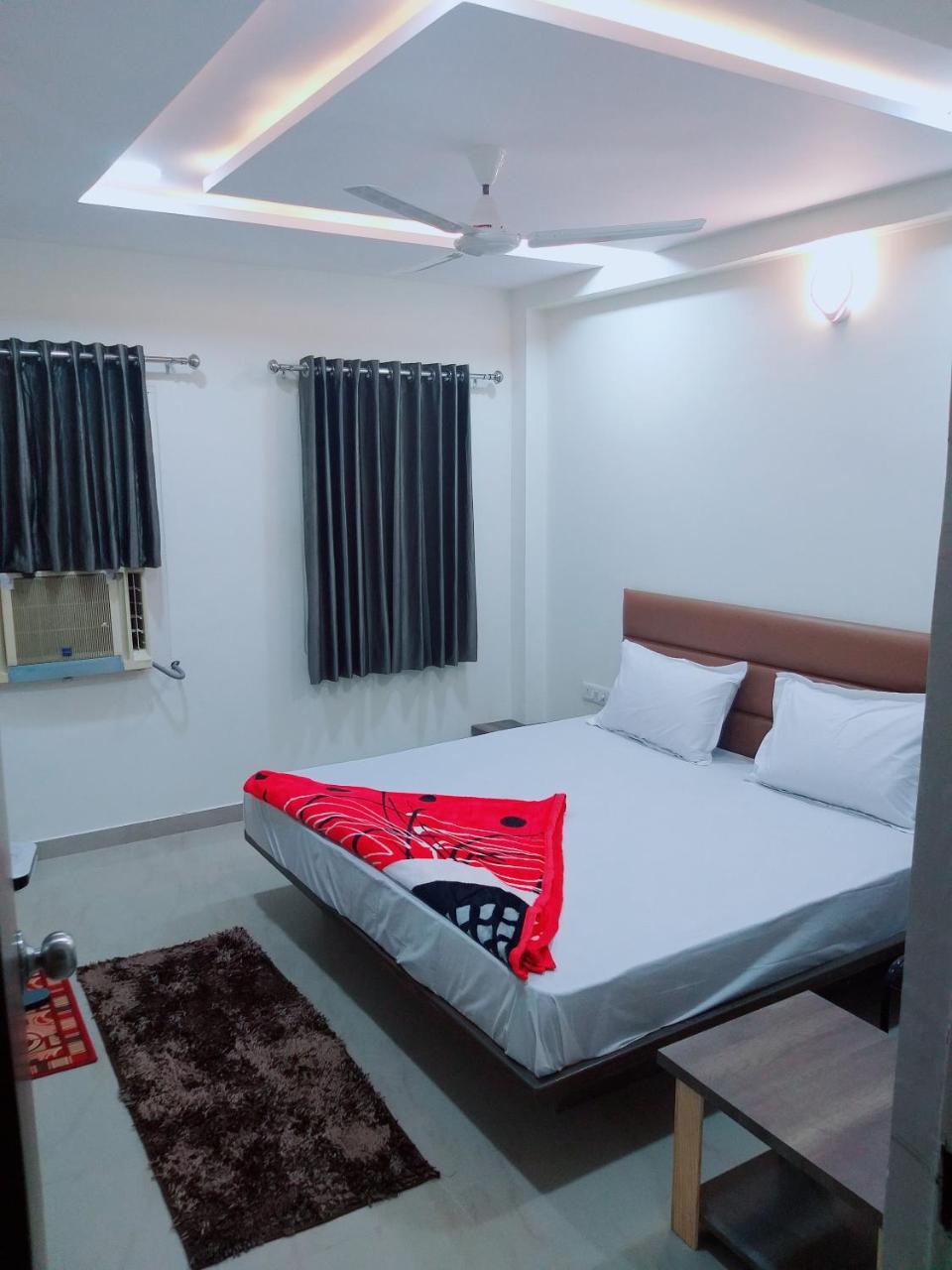 Oyo 26999 Hotel Sg Ahmedabad Eksteriør bilde