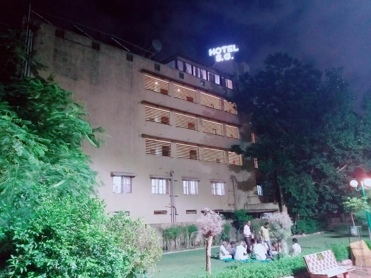 Oyo 26999 Hotel Sg Ahmedabad Eksteriør bilde