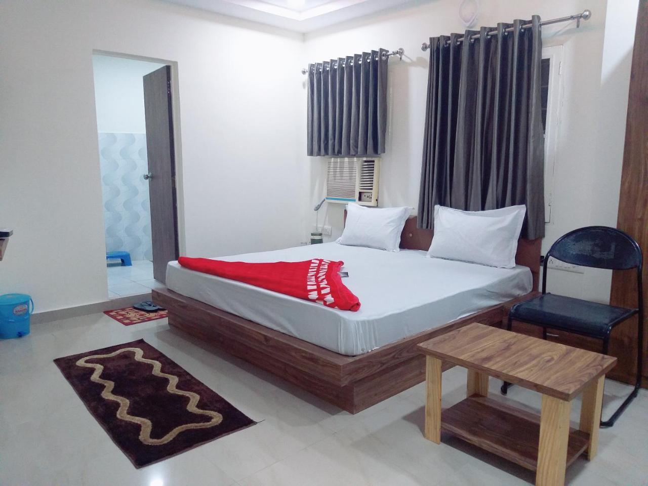 Oyo 26999 Hotel Sg Ahmedabad Eksteriør bilde