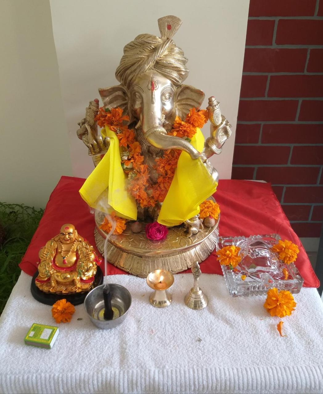 Oyo 26999 Hotel Sg Ahmedabad Eksteriør bilde