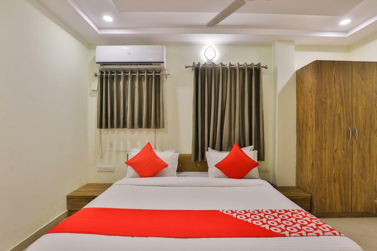 Oyo 26999 Hotel Sg Ahmedabad Eksteriør bilde