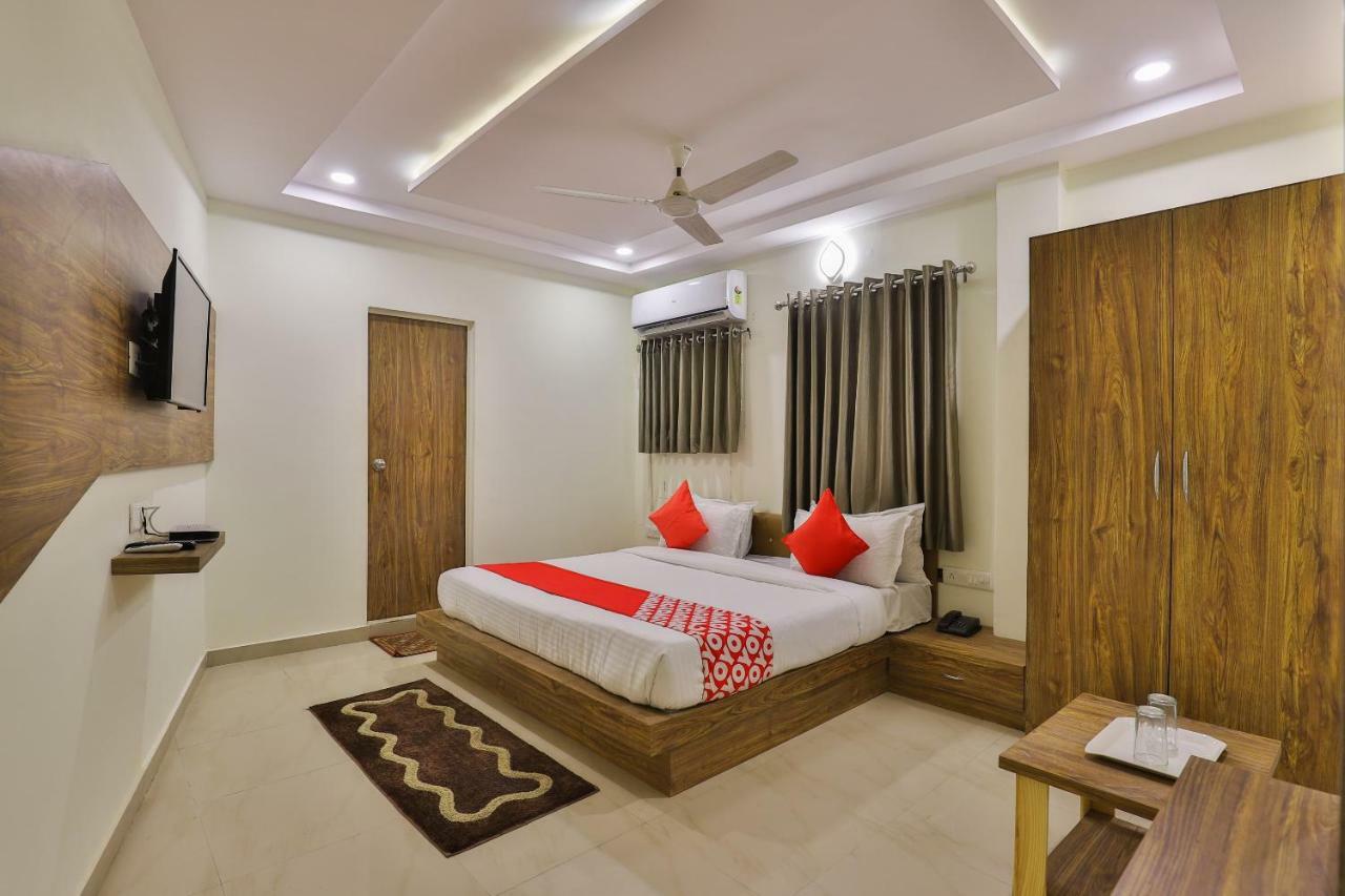Oyo 26999 Hotel Sg Ahmedabad Eksteriør bilde