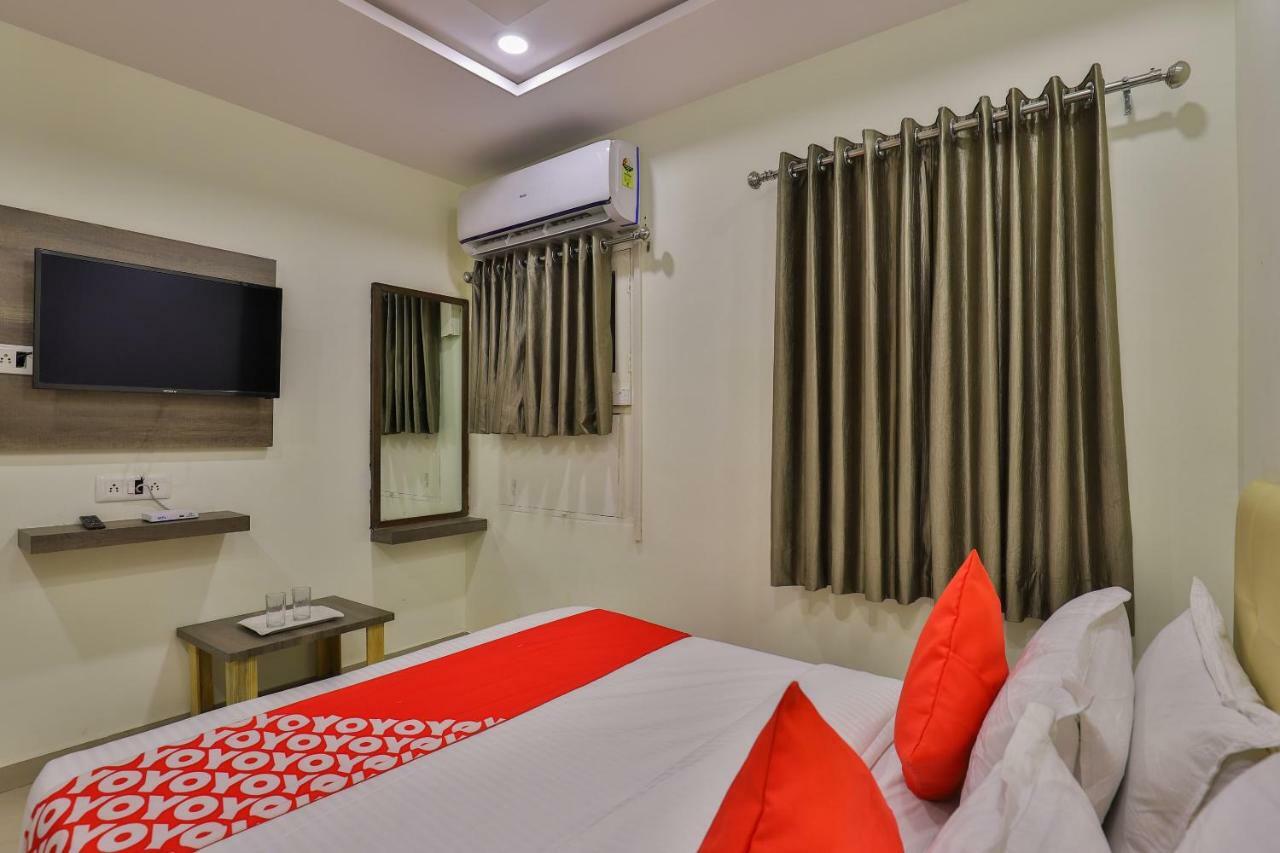 Oyo 26999 Hotel Sg Ahmedabad Eksteriør bilde