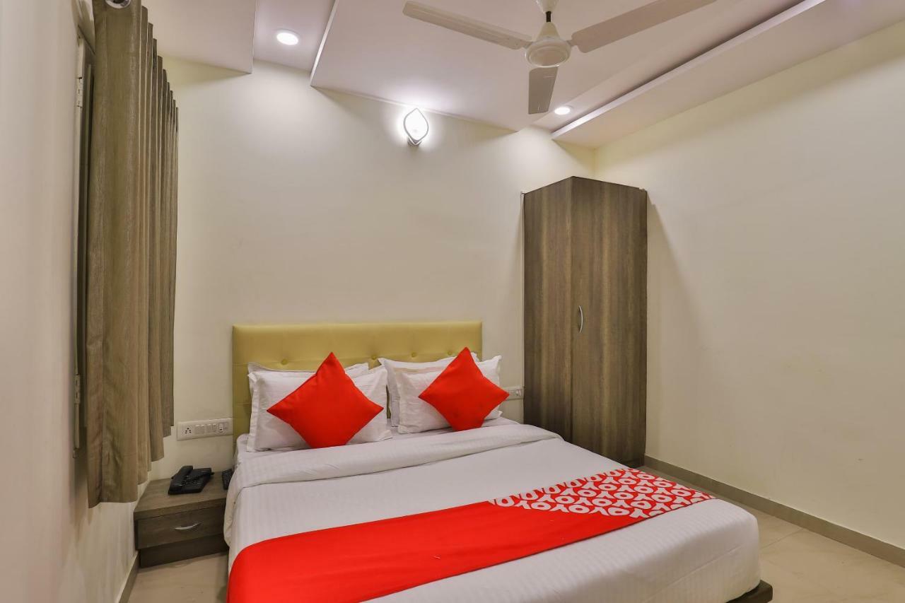 Oyo 26999 Hotel Sg Ahmedabad Eksteriør bilde