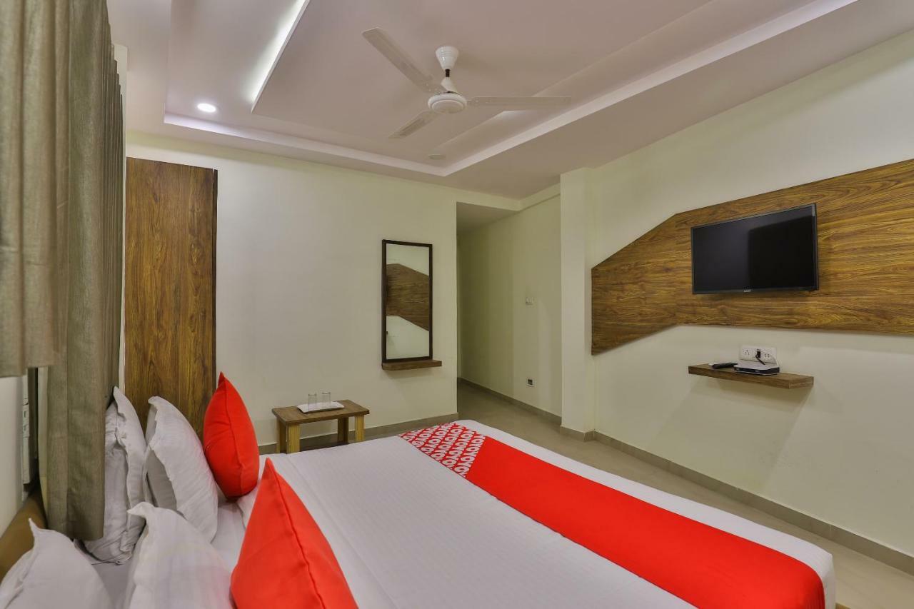 Oyo 26999 Hotel Sg Ahmedabad Eksteriør bilde