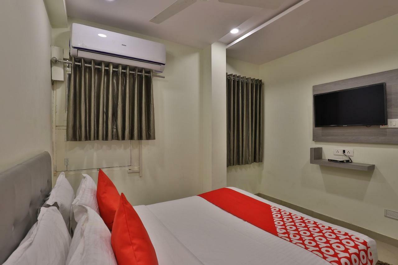 Oyo 26999 Hotel Sg Ahmedabad Eksteriør bilde