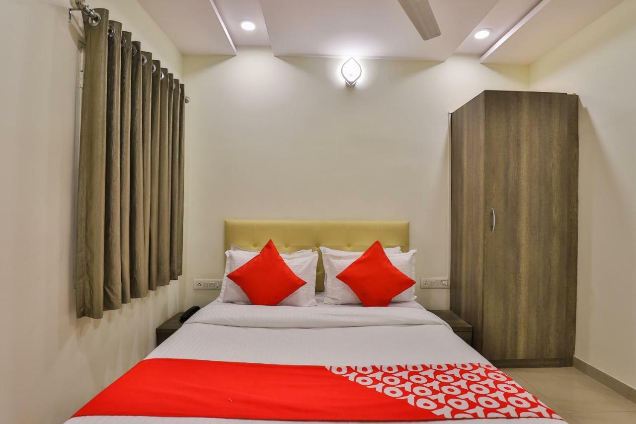 Oyo 26999 Hotel Sg Ahmedabad Eksteriør bilde