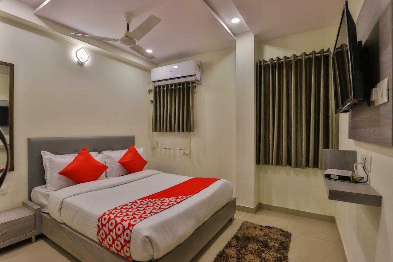 Oyo 26999 Hotel Sg Ahmedabad Eksteriør bilde